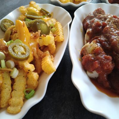 Currywurst mit Pommes und Jalapeno-Käse-Sauce