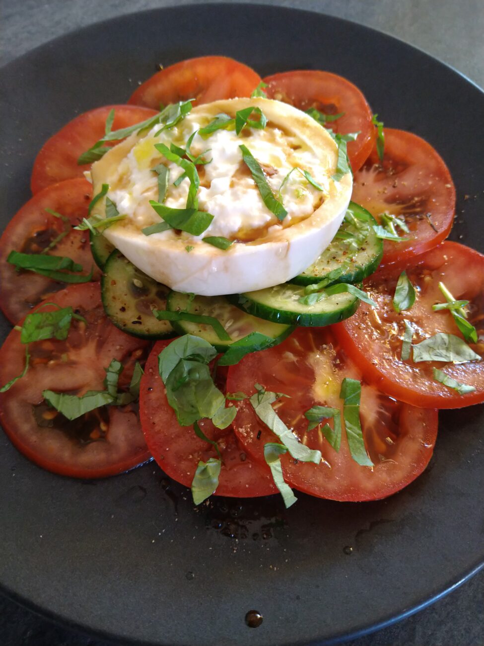 Tomaten mit Gurke und Burrata