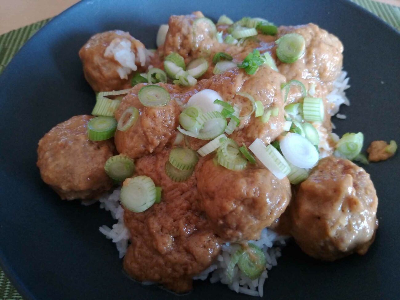 Exotische thailändische Hackbällchen in seidiger Erdnuss-Sauce