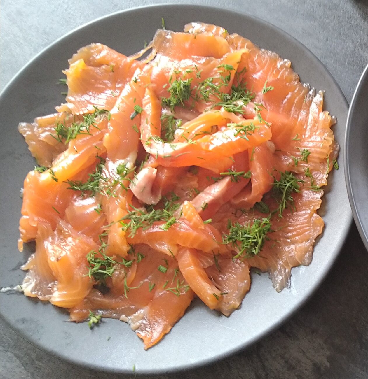 Gebeizter Lachs mit Dill und Ingwer