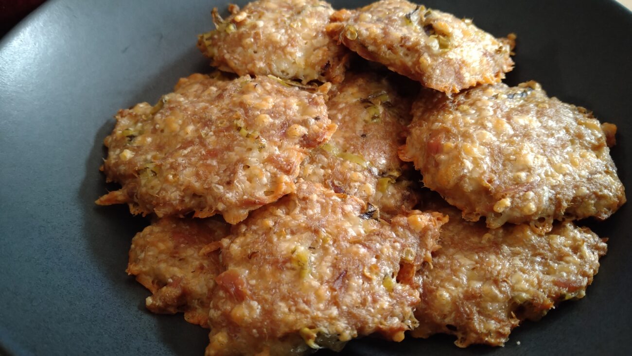 Herzhafter Thunfisch-Jalapeno-Snack mit Dip