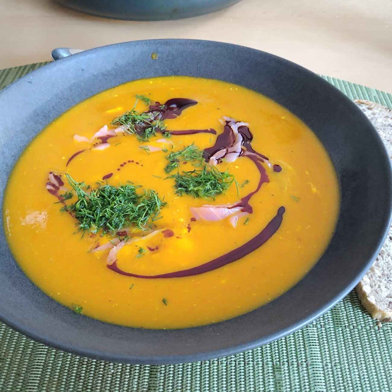 Würzige Kürbiscreme-Suppe mit Räucherlachs und Dill
