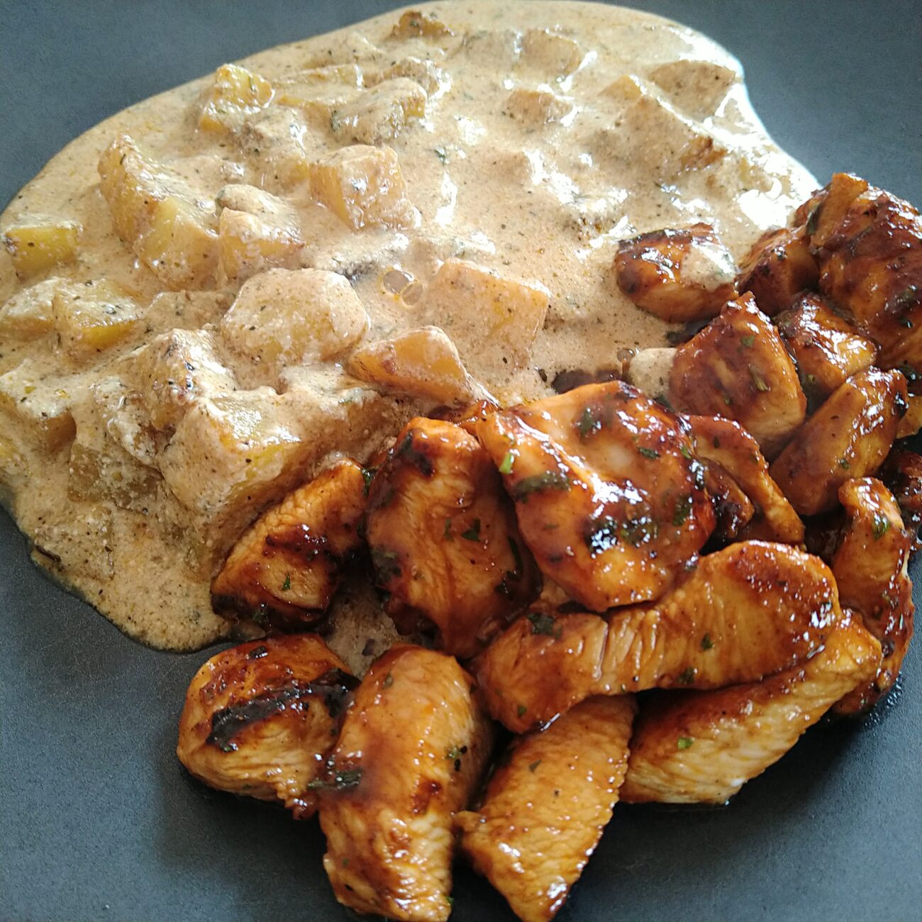 Proteinreiches Honig-BBQ-Hähnchen mit Knoblauch-Parmesan-Kartoffeln